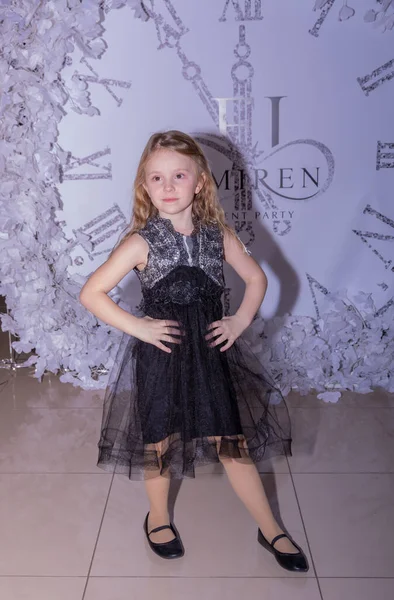 Egy Gyönyörű Felöltözött Gyerek Lép Fel Egy Gyermek Szépségversenyen — Stock Fotó