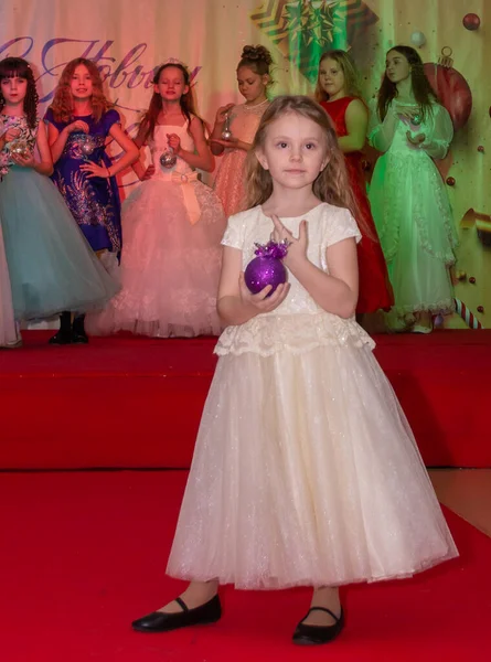 Uma Linda Criança Vestida Apresenta Concurso Beleza Infantil — Fotografia de Stock