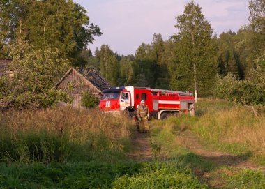 İtfaiye memurları olay yerine vardı. Yangın mahallinde bir itfaiye kamyonu. Köyde yangın çıktı. Tver bölgesindeki Rantsevo köyünde yanan ahşap evler..