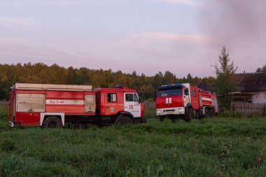 İtfaiye memurları olay yerine vardı. Yangın mahallinde bir itfaiye kamyonu. Köyde yangın çıktı. Tver bölgesindeki Rantsevo köyünde yanan ahşap evler..