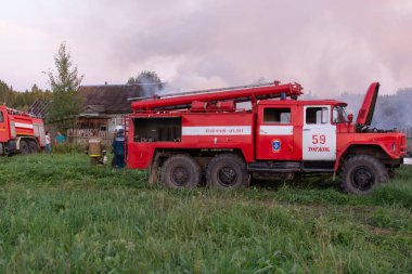 İtfaiye memurları olay yerine vardı. Yangın mahallinde bir itfaiye kamyonu. Köyde yangın çıktı. Tver bölgesindeki Rantsevo köyünde yanan ahşap evler..