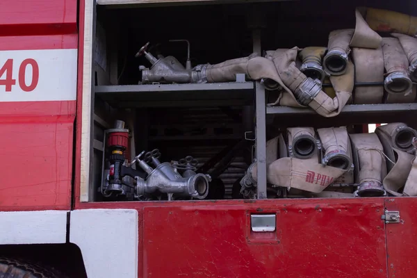 Tűzoltók Megérkeztek Helyszínre Egy Tűzoltóautó Tűz Helyszínén Tűz Van Faluban Stock Fotó