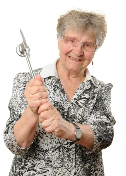 Seniorin mit Holzhammer — Stockfoto