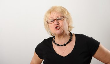 bir şeyler açıklamaya veya konuşan kadın.