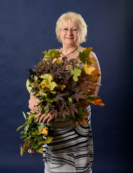 Vrouw met herfstbladeren. — Stockfoto