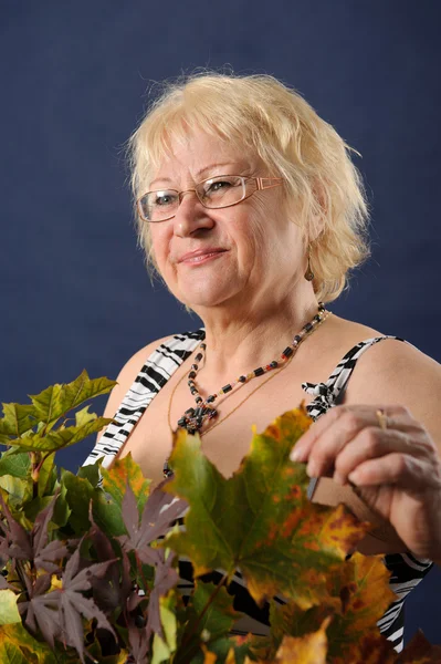 Frau mit Herbstblättern. — Stockfoto