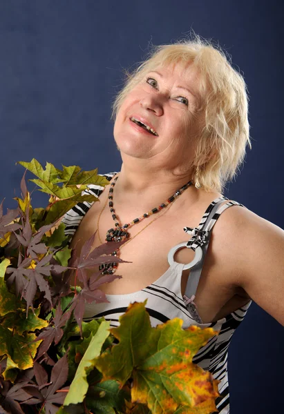 Frau mit Herbstblättern. — Stockfoto