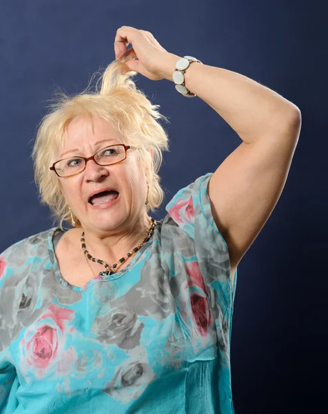 Woman screaming and pulling her hair. — Stock Photo, Image