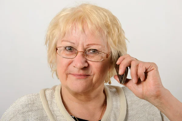 Žena mluví na mobilním telefonu — Stock fotografie