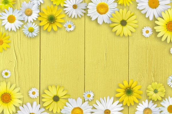 Fiori Margherita Bianchi Gialli Sfondo Giallo Tavolo Legno Bella Composizione — Foto Stock