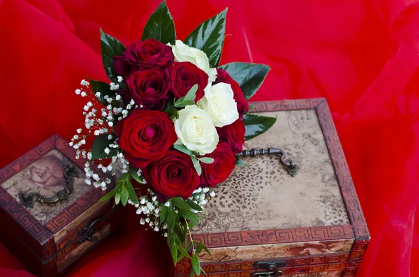 婚礼红色和白色的玫瑰花束 — 图库照片