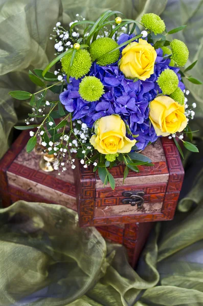 Yellow roses bouquet on box — Stock Photo, Image
