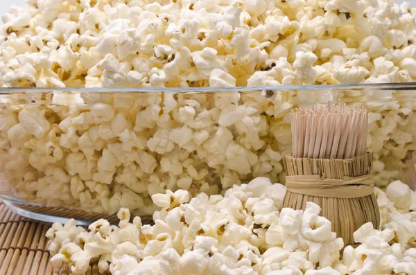 Stuzzicadenti di legno e popcorn — Foto Stock