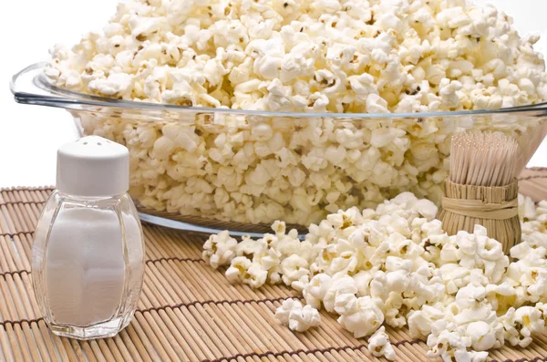 Drewniane wykałaczki, sól i popcorn — Zdjęcie stockowe