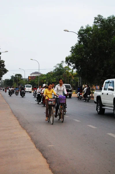 カンボジア人と外国人旅行者2009年4月12日にカンボジアのシェムリアップで交通アンコールワットの道路でバイクや自転車に乗ってシェムリアップの首都で — ストック写真