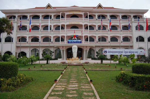 캄보디아 사람들 외국인 여행자들을 리조트 호텔의 고전적 고전적 빈티지 건물들은 — 스톡 사진