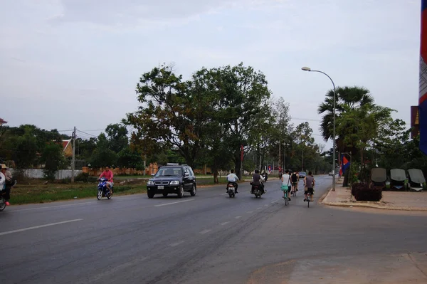カンボジア人と外国人旅行者2009年4月12日にカンボジアのシェムリアップで交通アンコールワットの道路でバイクや自転車に乗ってシェムリアップの首都で — ストック写真