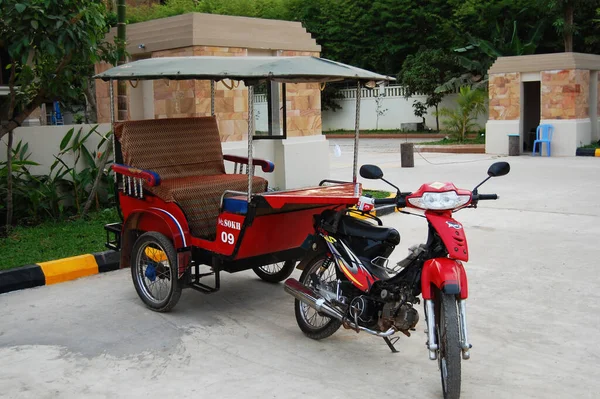 Retro Vintage Régi Motorkerékpár Kambodzsa Emberek Lovaglás Szolgáltatás Küldése Kap — Stock Fotó