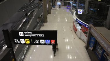 Tayland 'ın Bangkok kentinde 26 Eylül 2021' de siam 'da Coronavirus COVID 19 salgını patlak vermişken, Suvarnabhumi uluslararası havaalanındaki Taylandlı ve yabancı yolcularla yeni bir yaşam tarzı.