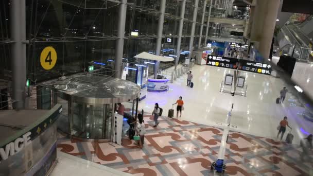 タイの人々と外国人旅行者とのスワンナプーム国際空港のライフスタイルの新常態コロナウイルスCovid 19がタイのバンコクで9月の26 2021で流行中 — ストック動画