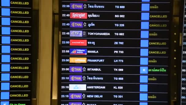 Monitor Information Schedule People Passengers Looking Check Flight Suvarnabhumi International — Stock Video