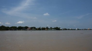 Şehir manzarası nehir kenarı Pathumthani şehri ile manzaraya bakın ve Tayland 'ın merkezindeki Pathum Thani' de yüksek kuzey suyu ve sel suları arasında Chao