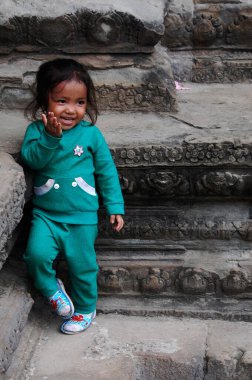 Kamboçyalı kız çocuklarının yaşam tarzı ve yaşam tarzı çocuk portresi yapan insanlar yabancı gezginlerle fotoğraf çektirmek için gülümseyerek SiemReap şehrinde 12 Nisan 2009 'da Siem Reap, Kamboçya' ya seyahat ediyorlar.