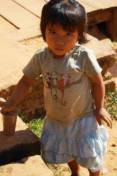 图为2009年4月12日在柬埔寨暹粒市吴哥窟与外国游人合影旅游的柬埔寨小女孩们的生活和生活方式 — 图库照片