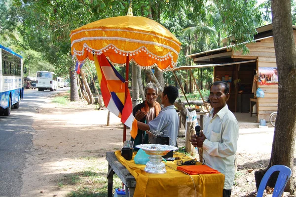 Cambodian Old Men Stand Give Information Receive Religious Donated Cambodia — стоковое фото