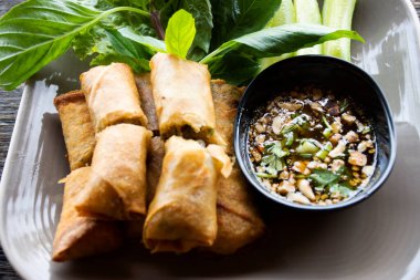 Tayland 'da Bangkok, Tayland' da bir lokantada seramik tabakta servis edilen baharatlı soslu sebze ve Çin usulü çin yemeği.