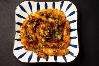 Taylandlı aşçı Tayland usulü yemek yapıyor Tayland usulü salata kızarmış karides ya da acı biber ve tuzlu karides Bangkok, Tayland 'daki restoran kafeteryasında seramik tabakta servis ediliyor.