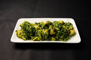 Taylandlı aşçı İtalyan usulü yemek pişiriyor kızarmış tavuk göğsü karıştırılmış pesto sosu Bangkok, Tayland 'daki restoran kafeteryasında seramik beyaz tabakta servis ediliyor.