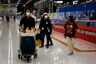 Tayland 'ın Bangkok kentinde 26 Eylül 2021' de siam 'da Coronavirus COVID 19 salgını patlak vermişken, Suvarnabhumi uluslararası havaalanındaki Taylandlı ve yabancı yolcularla yeni bir yaşam tarzı.
