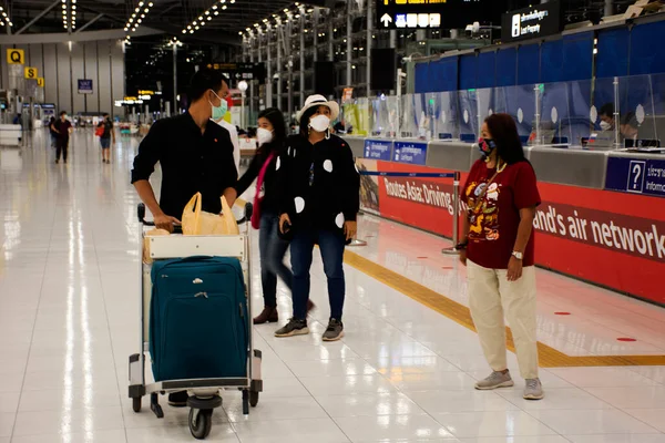 Életmód Normális Suvarnabhumi Nemzetközi Repülőtér Thai Emberek Külföldi Utazók Utasok — Stock Fotó