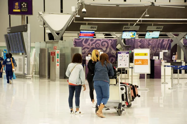 Életmód Normális Suvarnabhumi Nemzetközi Repülőtér Thai Emberek Külföldi Utazók Utasok — Stock Fotó