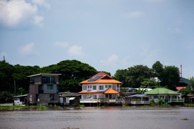 Modern lüks ev ve antik antika antika vintage eviyle Pathumthani şehrinde manzara ve kao the nehri, yüksek kuzey suyu ve Tayland 'da sel baskını.