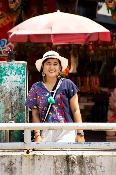 Азиатские Путешественники Тайцы Женщины Шляпе Белый Цвет Путешествия Посетить Уважение — стоковое фото