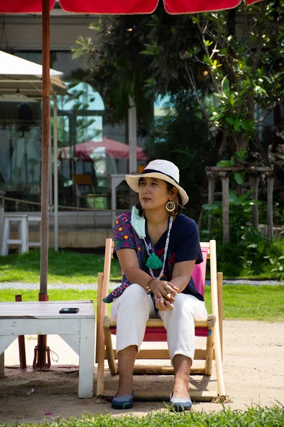 Aziatische Reizigers Thai Vrouwen Mensen Reizen Bezoek Zitten Rust Ontspannen — Stockfoto