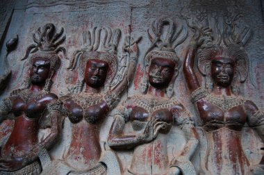 Heykel figürü apsaras ya da Apsara melek tanrısı bulutların ve suyun kadın ruhu Hindu ve Budist kültüründe Angkor Wat 'ın Siem Reap, Kamboçya' daki duvarında zarif ve muhteşem dans etme sanatı