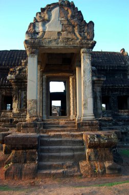 Antik kalıntılar Angkor Wat Kalesi Khmer İmparatorluğu Kamboçya halkı ve yabancı gezginler için Siem Reap, Kamboçya 'daki en büyük dini tapınak kompleksine saygı duaları ederek ziyaret ediyorlar.