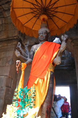 Hindu tanrısı Ta Reach ya da Sekiz Kollu Vişnu tanrısı tanrısı Kamboçyalı insanlar ve yabancı gezginler için tanrı heykeli ziyaret edip Siem Reap, Kamboçya 'daki Angkor Wat şehir tapınağında dua ediyorlar.