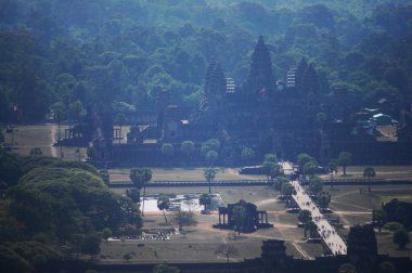 Angkor Wat İmparatorluğu kalesinin antik kalıntılarının havadan görünüşü balon sineğinden yapılmış en büyük dini tapınak kompleksi Siem Reap, Kamboçya 'ya gezginleri getiriyor.