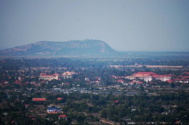 SiemReap şehrinde Angkor Wat 'ın çeltik pirinç tarlasının bulunduğu küçük köy manzarası balon sineğinden gezginlere Siem Reap, Kamboçya' ya seyahat ziyaretini getiriyor.