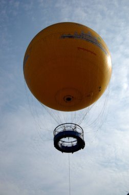 Sarı balon, Kamboçyalı ve yabancı gezginleri 12 Nisan 2009 'da SiemReap Siem Reap, Kamboçya' da Angkor wat ve çeltik çeltik tarlalarının hava manzarasına bakmaya götürür.
