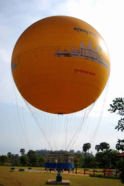 Yellow Balloon Flying Bring Cambodian People Foreign Travelers Travel Visit — Stock Photo, Image