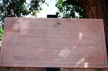 Angkor Wat tapınağının bilgi tahtası postası Kamboçyalı yabancı gezginler için antik harabeler kalesi 12 Nisan 2009 'da Siem Reap, Kamboçya' da Güney Kapısı Köprüsü 'ndeki Nokor Thom' u ziyaret ediyor.