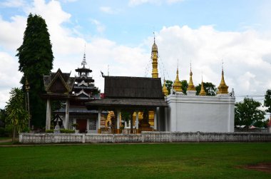 Tai halkı ve yabancı gezginler için Wat Muay tor tapınağının eski harabeleri. Tayland 'ın kuzeyinde Mae Hong Son Eyaleti' nin Khun Yuam ilçesinde dua eden Buda tanrısına saygı gösterin.