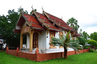 Tai halkı ve yabancı gezginler için Wat Muay tor tapınağının antik harabe kilisesi. Tayland 'ın kuzeyinde Mae Hong Son Eyaleti' nin Khun Yuam ilçesinde dua eden Buda tanrısına saygılar.