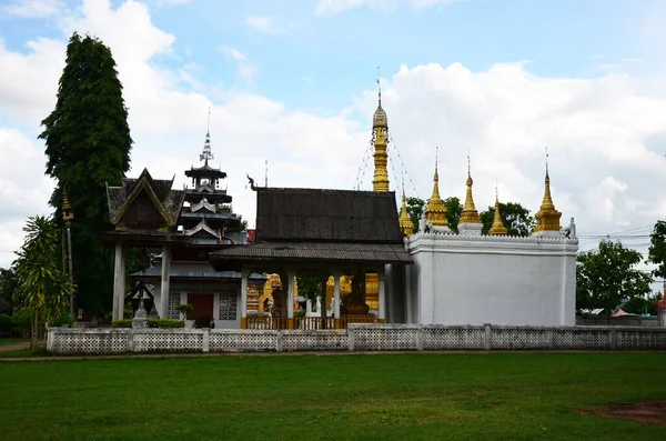 泰国人和外国游客游览泰国北部梅红松省坤源地区的华泰寺古寺遗址 — 图库照片