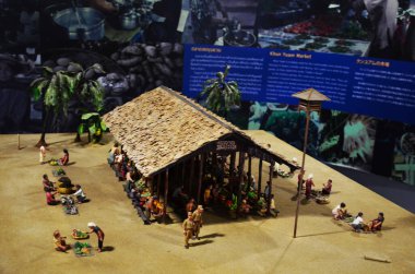 Tayland-Japonya Dostluk Salonu veya Khun Yuam 2. Dünya Savaşı Japon Savaş Müzesi Taylandlılar için yabancı gezginler 17 Temmuz 2013 'te Tayland' ın Mae Hong Son şehrinde Khun Yuam 'ı ziyaret edip öğreniyorlar.